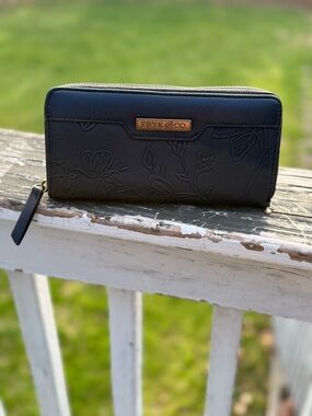 NWOT FRYE AND CO. BLACK FLORAL ZIP AROUND WALLET